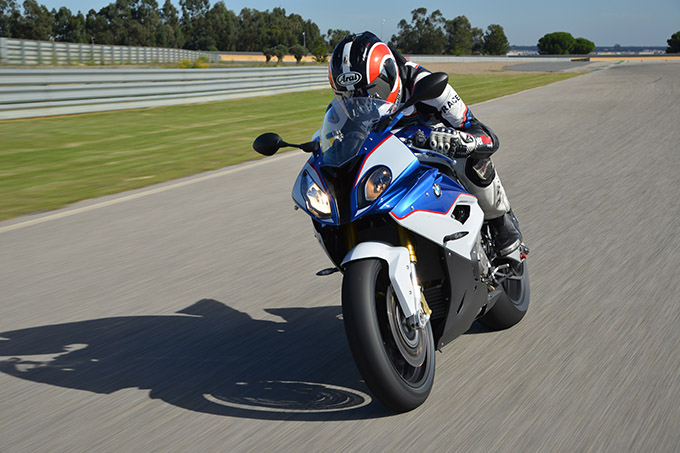 2015-BMW-S1000RR RIDING03