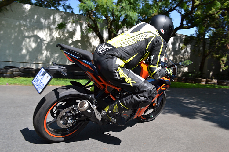 RC390 adv middle02