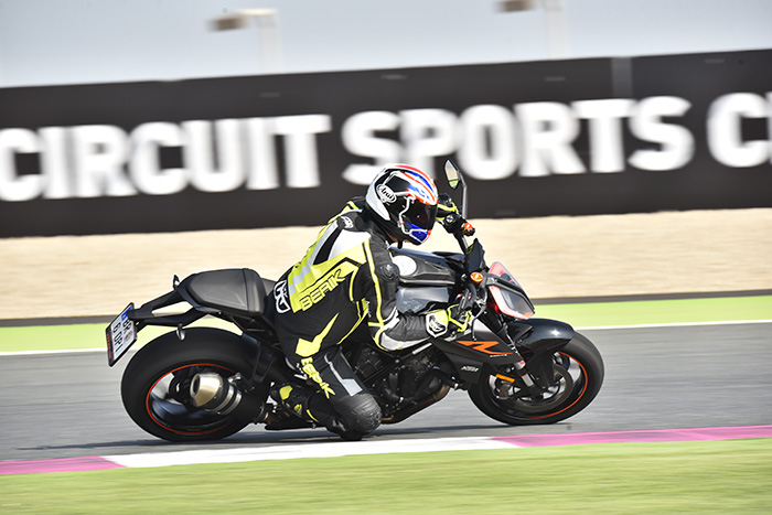 KTM SUPERDUKE R ride02