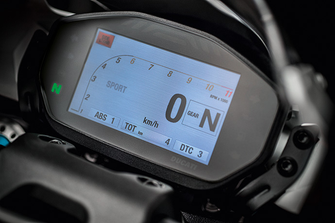 MONSTER 1200R 01