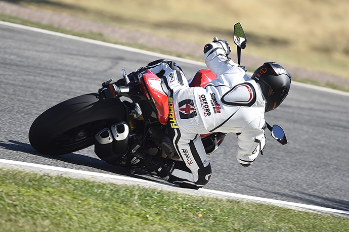 MONSTER 1200R RIDING