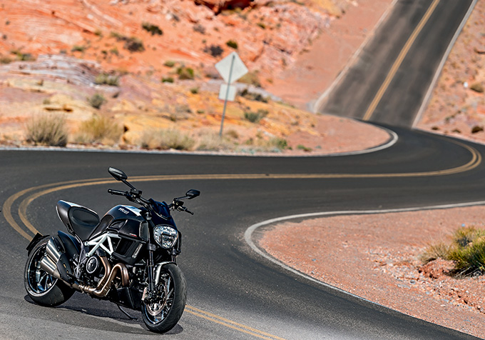 DUCATI DIAVEL parked 01