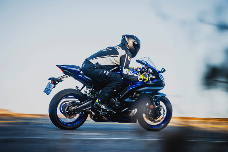 YAM R7 RIDING